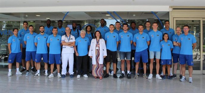 La plantilla del Carplus Fuenlabrada, junto a los doctores del hospital Vithas Madrid Aravaca tras pasar el reconocimiento médico de pretemporada