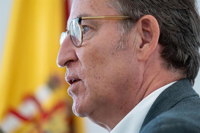 El presidente del Partido Popular, Alberto Núñez Feijóo, durante una entrevista para Europa Press, en la sede del PP gallego, a 18 de agosto de 2022, en Santiago de Compostela, A Coruña, Galicia (España). Feijóo fue presidente de la Junta de Galicia des