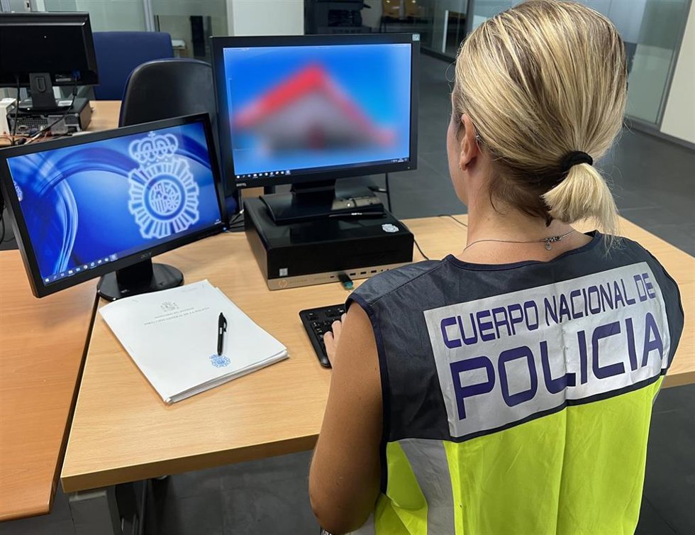 Nota De Prensa: " La Policía Nacional Detiene Al Ex Trabajador De Una Empresa De Transporte Que Robó Una Tarjeta De Repostaje Para Vender El Litro De Gasolina A Un Euro"