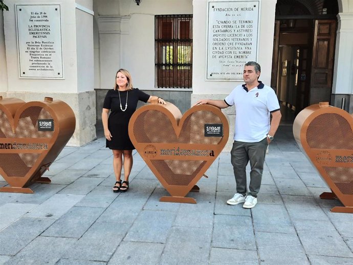 La delegada de Participación Ciudadana del Ayuntamiento de Mérida, Ana Aragoneses, y el director del Stone&Music Festival, Carlos Lobo, en la presentación de tres nuevos 'corazones solidarios' de recogida de tapones de plástico