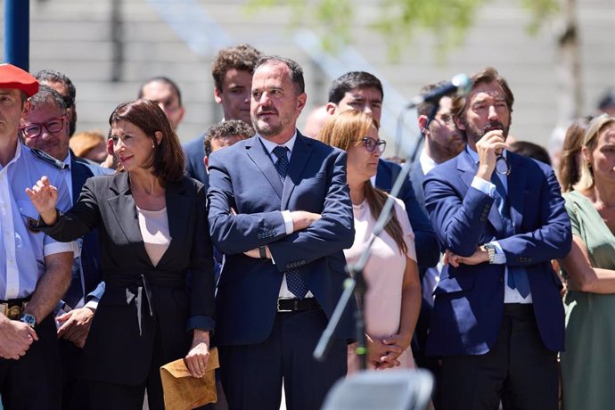 Archivo - El presidente del PP vasco, Carlos Iturgaiz (c), durante el homenaje a Miguel Ángel Blanco, a 10 de julio de 2022, en Ermua