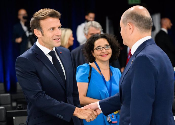 Archivo - 30 June 2022, Spain, Madrid: President of France Emmanuel Macron (L) and German Chancellor Olaf Scholz (R) greet each other at the start of the final working session during the NATO summit. Photo: Bernd von Jutrczenka/dpa