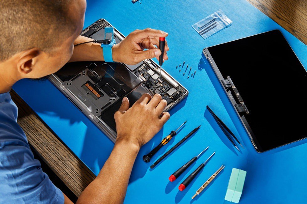 Imagen de un cliente de Apple haciendo uso de su programa de autorreparaciones para Mac.