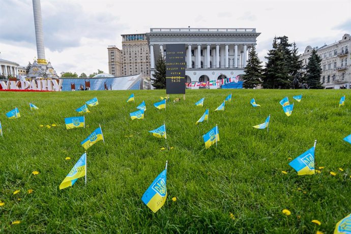 Archivo - 08 May 2022, Ukraine, Kiev: A cenotaph with the number of Ukranian death toll alongside national flags are seen near the Independence Square in Kiev, ahead of the Russian Victory Day. Photo: Daniel Ceng Shou-Yi/ZUMA Press Wire/dpa