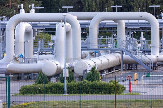 Archivo - FILED - 11 July 2022, Mecklenburg-West Pomerania, Lubmin: A view of the pipe systems and shut-off devices at the gas receiving station of the Nord Stream 1 Baltic Sea pipeline and the transfer station of the OPAL (Ostsee-Pipeline-Anbindungslei