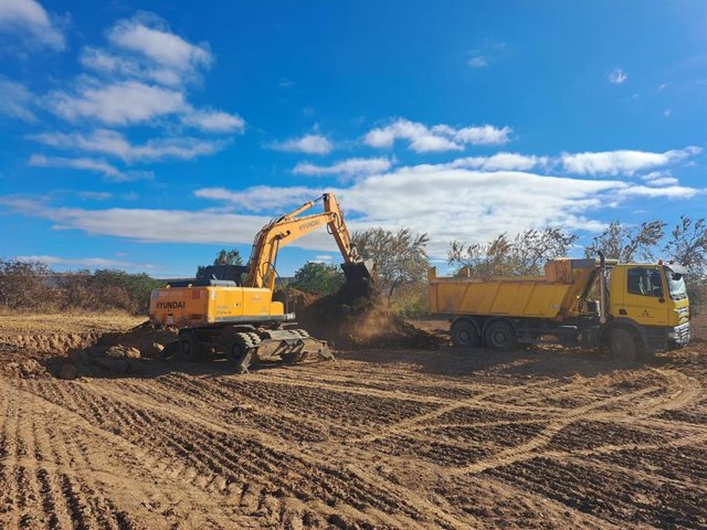 Un camión y una retroexcavadora se encuentran trabajando en Vera de Moncayo.