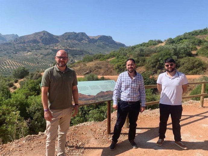 Visita del delegado de Infraestructuras Rurales de la Diputación de Córdoba, Manuel Olmo, al municipio de Carcabuey.