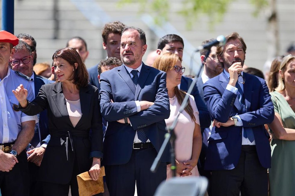 Archivo - El presidente del PP vasco, Carlos Iturgaiz (c), durante el homenaje a Miguel Ángel Blanco, a 10 de julio de 2022, en Ermua, Vizcaya, Euskadi (España). El Ayuntamiento de ERMUA ha sido el encargado de organizar un acto por el 25 aniversario de