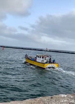 La barcaza con buzos