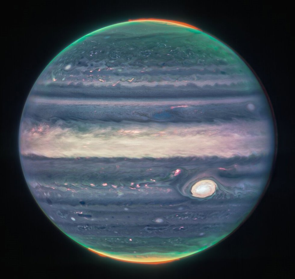 Imagen compuesta de Webb NIRCam de Júpiter a partir de tres filtros: F360M (rojo), F212N (amarillo-verde) y F150W2 (cian), y alineación debido a la rotación del planeta.