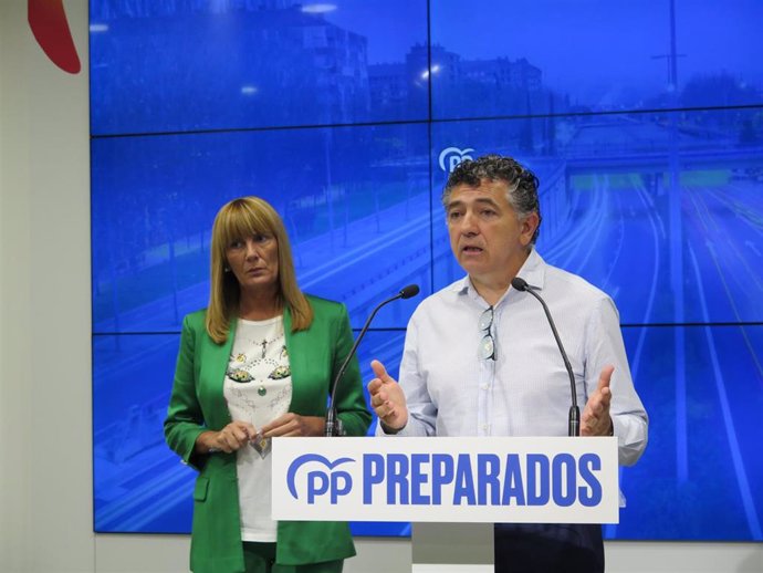 El diputado del PP Carlos Cuevas junto a la senadora Ana Lourdes González