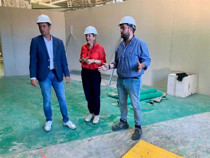El alcalde de Burgos, Daniel de la Rosa, junto a la concejal de Servicios Sociales, Sonia Rodríguez, y un arquitecto municipal en una visita a las obras del Centro Cívico Río Vena.