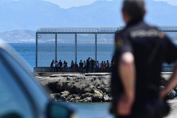 Archivo - Un grupo de migrantes marroquíes en las inmediaciones de la valla de Ceuta, a 17 de mayo de 2021.