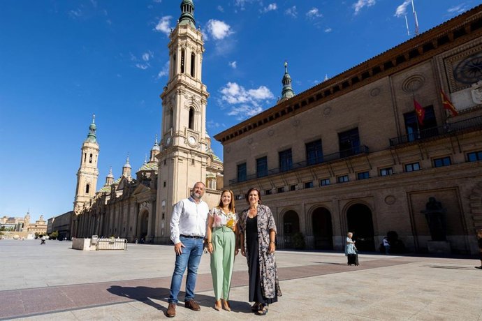 La vicealcaldesa y consejera municipal de Cultura y Proyección Exterior del Ayuntamiento de Zaragoza, Sara Fernández, ha recibido a la alcaldesa de Benejúzar, Rosa García, y a su concejal de Turismo, Manuel Parra