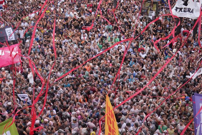 Una multitud de bilbaínos se concentran en la Plaza de Arriaga durante el txupín que da inicio a las Fiestas de Bilbao, a 20 de agosto de 2022, en Bilbao