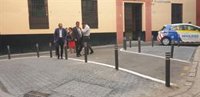 Movilidad renueva la señalización de medio centenar de calles y entornos escolares del Casco Antiguo de Sevilla
