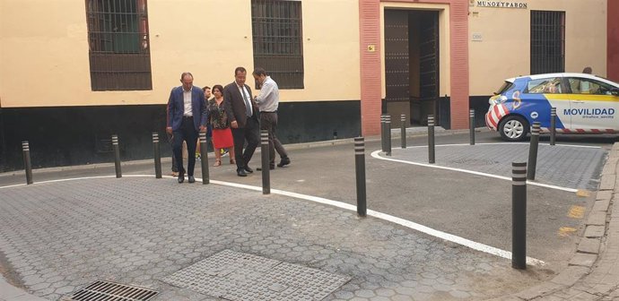 Archivo - Sevilla.-El Ayuntamiento ensaya "nuevas soluciones" en Muñoz y Pabón y Álvarez Quintero contra aparcamientos indebidos