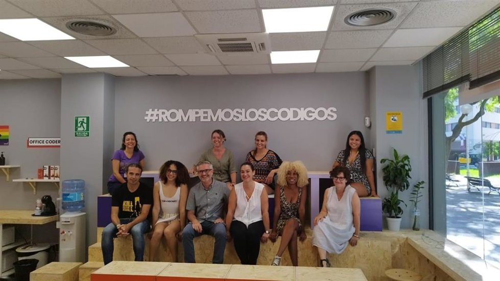 La teniente de alcalde de Derechos Sociales, Laura Pérez, visita el centro Factoria F5 donde se imparte el programa BCNFemTech.