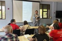 Más de 2.200 mayores de 65 años se benefician del programa de educación financiera y digital de Unicaja Banco