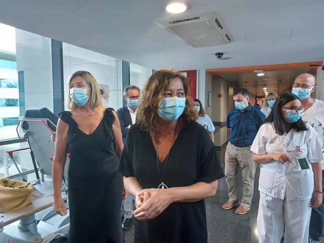 La presidenta del Govern, Francina Armengol, junto a la consellera de Salud y Consumo, Patricia Gómez, en su visita al área de obstetricia de Son Espases