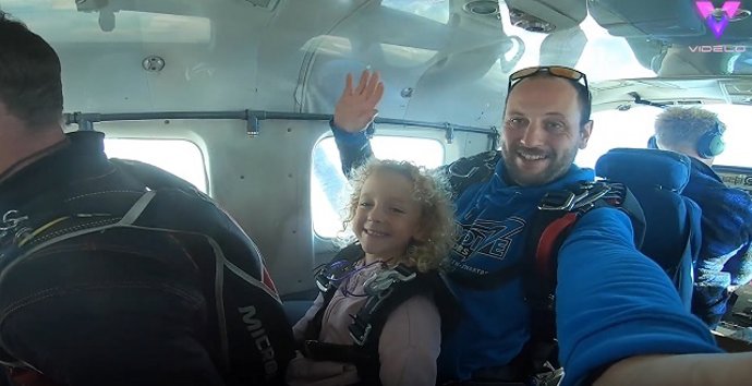 La paracaidísta más joven que has visto nunca: salta al vacío con sólo 6 años