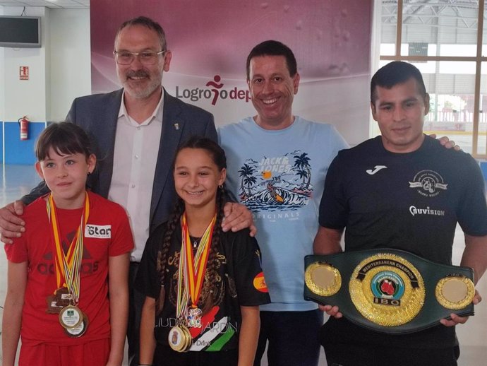 El concejal de Deportes, Rubén Antoñanzas, ha recibido esta mañana a tres de los cuatro boxeadores logroñeses que han triunfado en los últimos campeonatos nacionales e internacionales