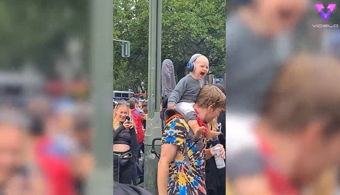 Este hombre lo da todo en un concierto...¡Junto a su bebé!