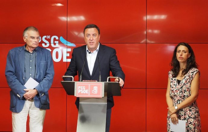 El secretario xeral del PSdeG, Valentín González Formoso, en el centro