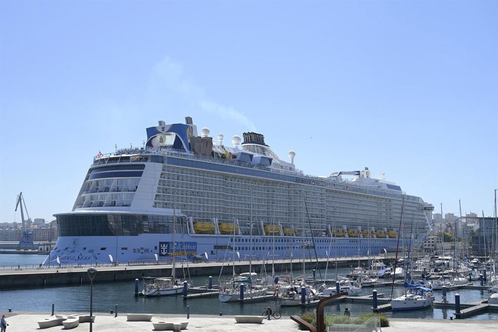 Archivo - El buque trasatlántico Anthem of the Seas atracado en el puerto de A Coruña