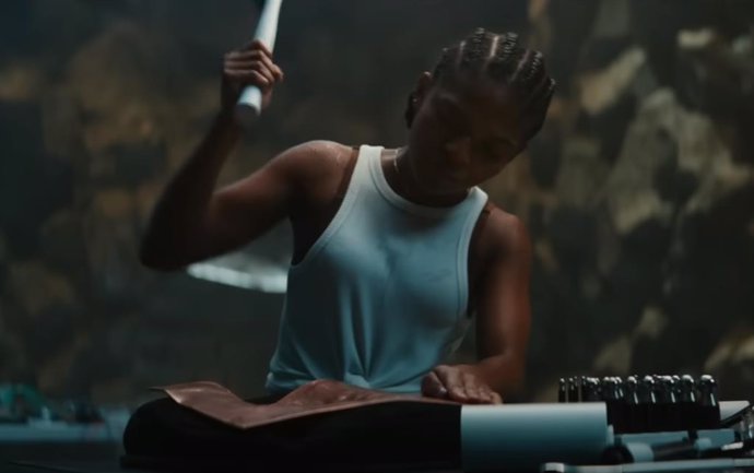 Riri Williams (Dominique Thomas) construyendo su armadura en el tráiler de Black Panther: Wakanda Forever
