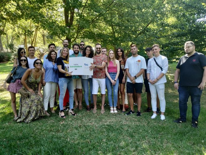 La presidenta del PP en Extremadura, María Guardiola, junto a jóvenes cacereños tras una reunión en el Parque del Príncipe