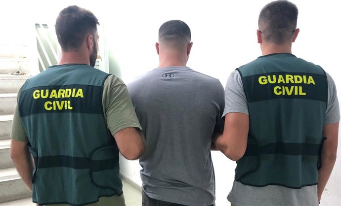 Detenidos dos jóvenes por robar tres relojes valorados en 65.000 euros en Ibiza.