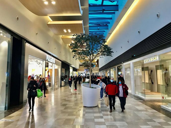 Archivo - Imagen del centro comercial 'La Gavia' en Madrid.