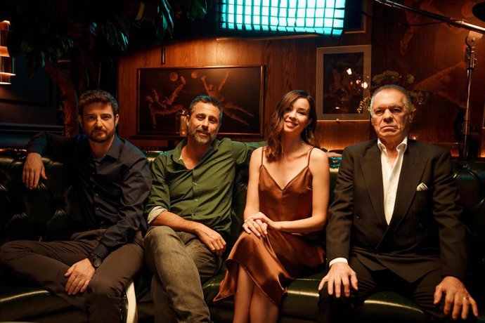 En marcha Monos con pistola, la nueva serie de HBO Max sobre el mundo del fútbol con Hugo Silva, Óscar Casas y Kira Miró