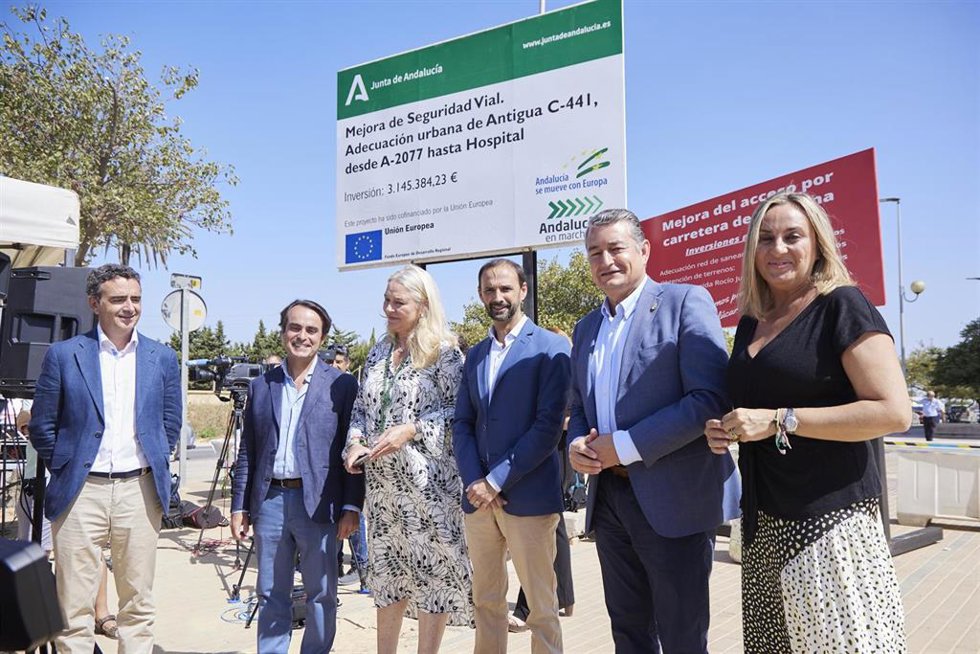 El consejero de Presidencia, Antonio Sanz, (2d) junto a la consejera de Fomento, Marifrán Carazo, (d) posan junto al rótulo indicativo durante el acto de inicio de las obras de la carretera de acceso a Sanlúcar desde Chipiona.