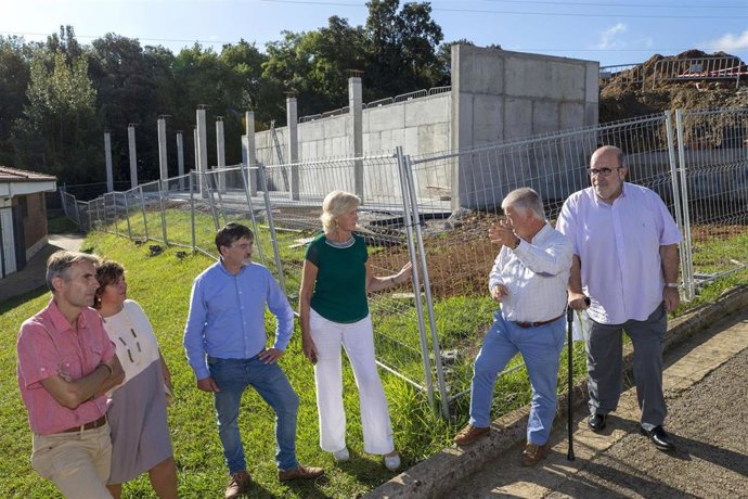 La Consejera De Educación Y Formación Profesional, Marina Lombó, Visita Las Obras Que Se Están Ejecutando En El CEIP Marcial Solana De Villaescusa