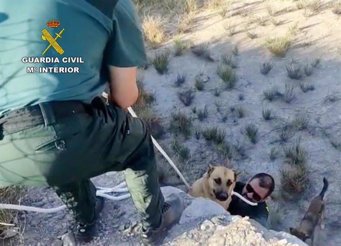 Momento en el que los agentes rescatan a los dos canes