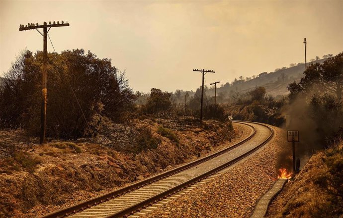 Fuego en las vías del tren del trayecto entre Valncia y Zaragoza, a 17 de agosto de 2022, en Castellón, Comunidad Valenciana (España). 