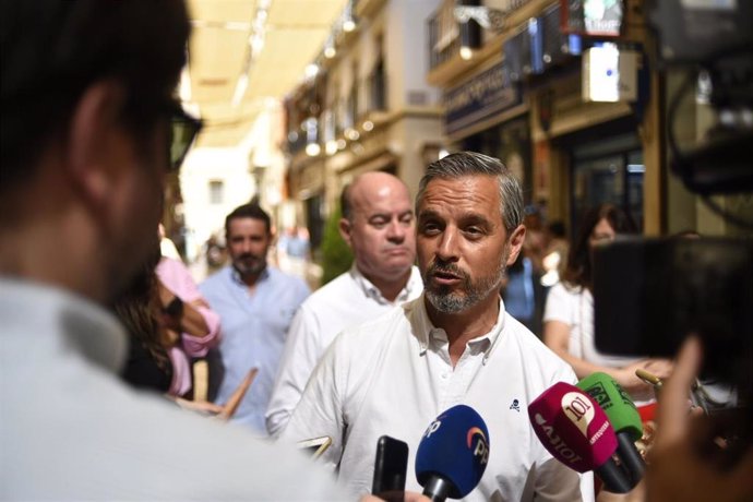 El secretario de Economía del PP, Juan Bravo, atiende a los periodistas en Antequera (Málaga).