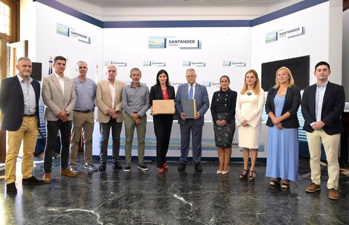 Visita de los miembros de la Mesa del Parlamento de Cantabria al Ayuntamiento de Santander, con la que inician una gira por los 102 ayuntamientos con motivo del 40 aniversario del Estatuto