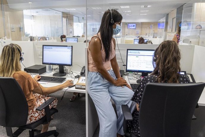 La vicealcaldesa de Madrid, Begoña Villacís, visita unas de las sedes del Servicio de Teleasistencia Domiciliaria del Ayuntamiento.