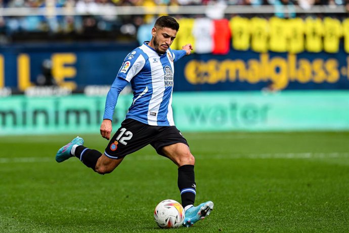 Archivo - Oscar Gil of Espanyol in action during the Santander League match between Villareal CF and RCD Espanyol at the Ceramica Stadium on February 27, 2022, in Valencia, Spain.