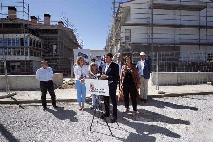 Juan Carlos Suárez-Quiñones visita la primera fase de las viviendas de protección pública en Aguilar.