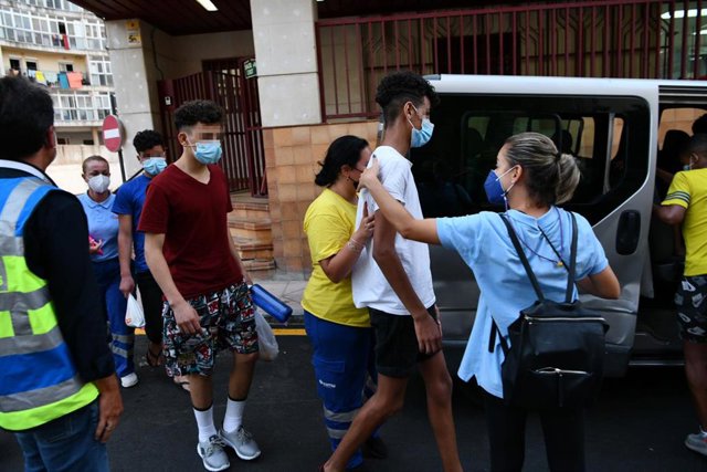 Archivo - menores marroquíes a las puertas del juzgado tras presentar una denuncia solicitando habeas corpus minutos antes de ser repatriados