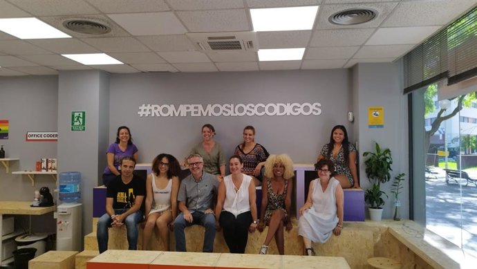 La tinent d'alcalde de Drets Socials, Laura Pérez, visita el centre Factoria F5 on s'imparteix el programa BCNFemTech.