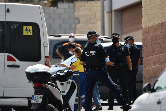 Archivo - Varios agentes y vehículos de la Policía Local de Ceuta acompañan a menores no acompañados hacia una furgoneta, en las inmediaciones del Polideportivo Santa Amelia, donde fueron acogidos 250 de los 800 menores que llegaron a Ceuta el pasado me