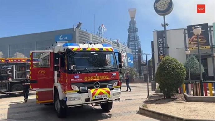 11 Dotaciones De Bomberos Trabajan En Apagar Un Incendio En Un Centro Comercial De Las Rozas, Con 2 Intoxicados