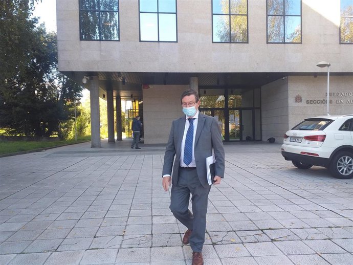 Archivo - El concejal socialista vigués, Carlos López Font, a su salida del juzgado tras declarar como investigado en relación a la aplicación de un decreto que suspendía los descansos de los bomberos. La causa fue finalmente archivada.