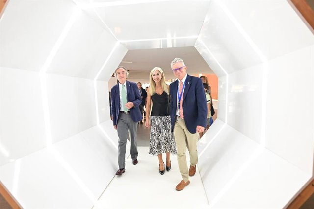 Patricia del Pozo, en el centro en la imagen, en el Parque de las Ciencias