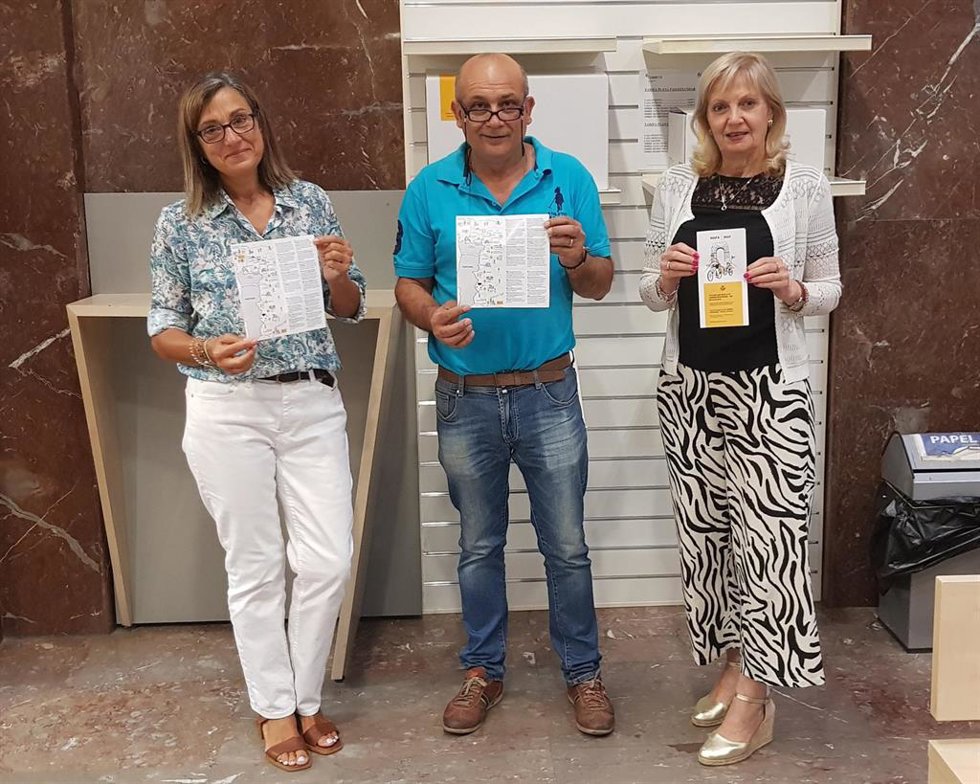 Representantes de Correos muestran el mapa en la oficina postal de Salamanca.